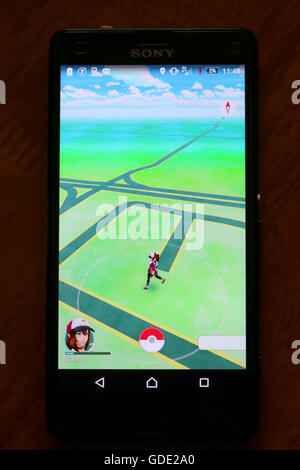 Velika Gorica, Kroatien. 15. Juli 2016. : Smartphone auf den Tisch mit Pokemon gehen, ein free-to-Play augmented Reality Handy-Spiel entwickelt von Niantic für iOS und Android-Geräte. Bildnachweis: PhotoJa/Alamy Live-Nachrichten Stockfoto