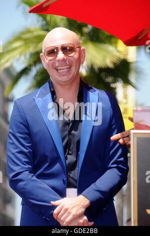 Los Angeles, CA, USA. 15. Juli 2016. Pitbull bei der Induktion Zeremonie für Stern auf dem Hollywood Walk of Fame für Pitbull, Hollywood Boulevard, Los Angeles, CA 15. Juli 2016. Bildnachweis: Michael Germana/Everett Collection/Alamy Live-Nachrichten Stockfoto
