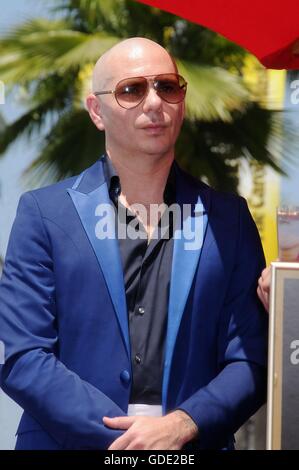 Los Angeles, CA, USA. 15. Juli 2016. Pitbull bei der Induktion Zeremonie für Stern auf dem Hollywood Walk of Fame für Pitbull, Hollywood Boulevard, Los Angeles, CA 15. Juli 2016. Bildnachweis: Michael Germana/Everett Collection/Alamy Live-Nachrichten Stockfoto