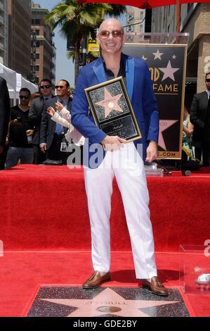 Los Angeles, CA, USA. 15. Juli 2016. Pitbull bei der Induktion Zeremonie für Stern auf dem Hollywood Walk of Fame für Pitbull, Hollywood Boulevard, Los Angeles, CA 15. Juli 2016. Bildnachweis: Michael Germana/Everett Collection/Alamy Live-Nachrichten Stockfoto