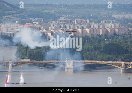 Budapest, Ungarn. 15. Juli 2016. Ein Training des Red Bull Air Race World Championship ist im Gange in Budapest, Ungarn, 15. Juli 2016. Red Bull Air Race Budapest findet am 16. / 17. Juli statt. © Attila Volgyi/Xinhua/Alamy Live-Nachrichten Stockfoto