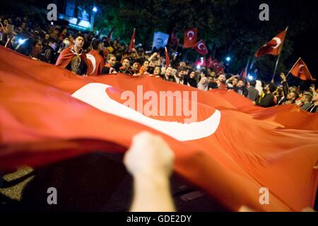 München, Deutschland. 16. Juli 2016. Mindestens 500 Menschen versammelten sich vor dem türkischen Konsulat in München nach versuchter Militärputsch in der Türkei. Grauen Wolfs Zeichen geworfen wurden. Demonstranten erklärte Unterstützung für Erdogan. 16. Juli 2016. Bildnachweis: Michael Trammer/ZUMA Draht/Alamy Live-Nachrichten Stockfoto