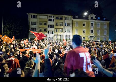 München, Deutschland. 16. Juli 2016. Mindestens 500 Menschen versammelten sich vor dem türkischen Konsulat in München nach versuchter Militärputsch in der Türkei. Grauen Wolfs Zeichen geworfen wurden. Demonstranten erklärte Unterstützung für Erdogan. 16. Juli 2016. Bildnachweis: Michael Trammer/ZUMA Draht/Alamy Live-Nachrichten Stockfoto