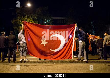 München, Deutschland. 16. Juli 2016. Mindestens 500 Menschen versammelten sich vor dem türkischen Konsulat in München nach versuchter Militärputsch in der Türkei. Grauen Wolfs Zeichen geworfen wurden. Demonstranten erklärte Unterstützung für Erdogan. 16. Juli 2016. Bildnachweis: Michael Trammer/ZUMA Draht/Alamy Live-Nachrichten Stockfoto