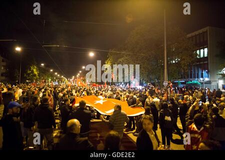 München, Deutschland. 16. Juli 2016. Mindestens 500 Menschen versammelten sich vor dem türkischen Konsulat in München nach versuchter Militärputsch in der Türkei. Grauen Wolfs Zeichen geworfen wurden. Demonstranten erklärte Unterstützung für Erdogan. 16. Juli 2016. Bildnachweis: Michael Trammer/ZUMA Draht/Alamy Live-Nachrichten Stockfoto