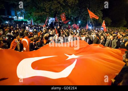 München, Deutschland. 16. Juli 2016. Mindestens 500 Menschen versammelten sich vor dem türkischen Konsulat in München nach versuchter Militärputsch in der Türkei. Grauen Wolfs Zeichen geworfen wurden. Demonstranten erklärte Unterstützung für Erdogan. 16. Juli 2016. Bildnachweis: Michael Trammer/ZUMA Draht/Alamy Live-Nachrichten Stockfoto