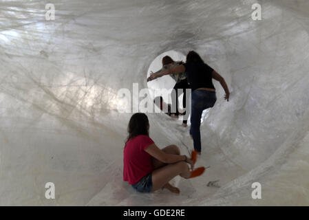 Frauen haben Spaß in einer Anlage, bestehend aus 32 Kilometer Klebeband während der zweimonatigen International Festival Dauer 17 elektronische Sprache in Sao Paulo, Brasilien, am 15. Juli 2016. 14. Juli 2016. © Cris Faga/ZUMA Draht/Alamy Live-Nachrichten Stockfoto