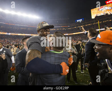 Datei. 15. Juli 2016. NFL-Spieler VON MILLER hielt für eine langfristige Verträge mit den Denver Broncos und er bekam es. Am Freitag unterzeichnete er eine Aufzeichnung, die das Team $ 114,5 Millionen beschäftigen. Der Vertrag ist die größte jemals von einem defensiven Spieler unterzeichnet und $ 70 Millionen davon garantiert werden. Im Bild: 7. Februar 2016 - Santa Clara, CA, USA - MVP Denver Broncos außerhalb Linebacker Von Miller (58) feiert nach dem Super Bowl 50 auf Sonntag, 7. Februar 2016 im Levi's-Stadion in Santa Clara, Kalifornien © Paul Kitagaki Jr/Sacramento Bee/ZUMA Draht/Alamy Live News Stockfoto