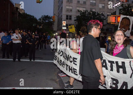 New York, USA. 15. Juli 2016. LGBTQ-Aktivisten und Unterstützer marschierten durch Greenwich Village und Chelsea in Manhattan gegen Polizeigewalt gegen Transgender und Menschen mit schwarzer Hautfarbe. Der Protest begann im Stonewall Inn and Wunde unten nach der Verhaftung von Demonstranten in der Nähe von 8th Avenue und 14th Street als Demonstranten auf der Straße marschieren wollten. Bildnachweis: M. Stan Reaves/Alamy Live-Nachrichten Stockfoto