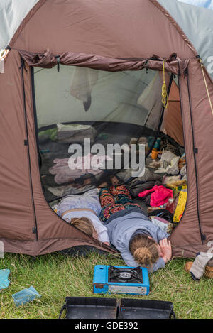 Henham Park, Suffolk, UK. 16. Juli 2016.    Am Morgen ist zu viel für einige - 2016 Latitude Festival, Henham Park, Suffolk. Bildnachweis: Guy Bell/Alamy Live-Nachrichten Stockfoto