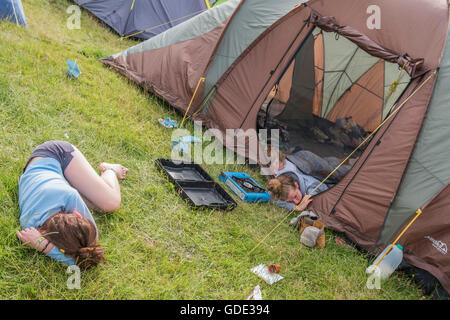 Henham Park, Suffolk, UK. 16. Juli 2016.    Am Morgen ist zu viel für einige - 2016 Latitude Festival, Henham Park, Suffolk. Bildnachweis: Guy Bell/Alamy Live-Nachrichten Stockfoto