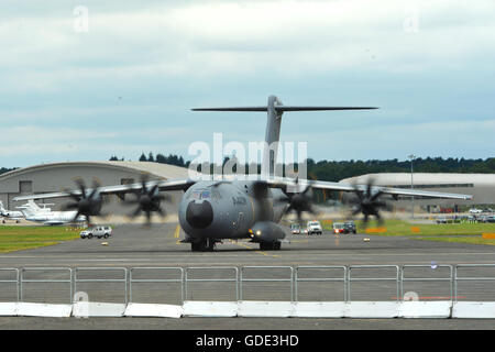 Farnborough, Großbritannien. 15. Juli 2016. Ein Airbus A400M Atlas Rollen um die Farnborough International Airshow (FIA) nehmen Sie heute in Farnborough, England stattfand.  Die Flugshow, ein alle zwei Jahre stattfindende Schaufenster für die Luftfahrtindustrie, ist der größte davon ist eine Art und zieht zivil- und militärischen Käufer aus aller Welt. Fachbesucher sind in der Regel mehr als 100.000 Menschen. Die Show läuft bis zum 17. Juli. Bildnachweis: Michael Preston/Alamy Live-Nachrichten Stockfoto