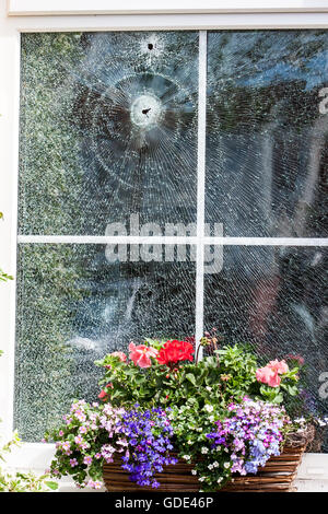 Belfast, UK, Europa. 16. Juli 2016. Zwei Einschusslöcher im doppelt verglaste Fenster nach einer Waffe Angriff auf Haus in West Belfast Credit: Bonzo/Alamy Live News Stockfoto