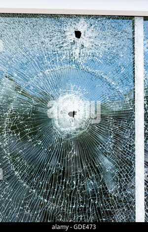 Belfast, UK, Europa. 16. Juli 2016. Zwei Einschusslöcher im doppelt verglaste Fenster nach einer Waffe Angriff auf Haus in West Belfast Credit: Bonzo/Alamy Live News Stockfoto