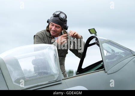 Juli 2016 - bereitet Display pilot Paul Bonhomme sich vor dem Aufstieg in die Spitfire MK Vb Warbird Flugzeuge Stockfoto