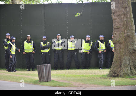 Marble Arch, London, UK. 16. Juli 2016. Die EDL Bühne ein kurzer Marsch und Kundgebung von Marble Arch in Hyde Park. Stockfoto