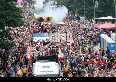 Hamburg, Deutschland. 16. Juli 2016. Musik &amp; Party Menschen finden ihren Weg durch die Stadt beim Schlagermove 2016 im Bereich St. Pauli aus Hamburg, 16. Juli 2016. In diesem Jahr nehmen rund 45 Musik-LKW an der Parade Teil. Organisatoren erwarten Hunderte von Thousdands Besuchern. Foto: BODO MARKS/DPA/Alamy Live-Nachrichten Stockfoto