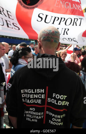 London, UK. 16. Juli 2016. Die English Defence League hält eine kleine Demonstration in Marble Arch im Zentrum von London vor marschieren zum Hyde Park. Viele lokale Leute aller Nationalitäten kamen zusammen, um einen Zähler Protest zu inszenieren. Bildnachweis: Thabo Jaiyesimi/Alamy Live-Nachrichten Stockfoto