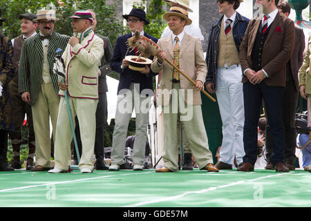 London, 16. Juli 2016. Teilnehmer in exzentrische Kleidung gekleidet besuchen die Chap-Olympiade in Bedford Square in London Großbritanniens Sporting Unfähigkeit, an denen mit Leichtathletik-Veranstaltungen einschließlich der Tee auf Fahrrädern, auch Dressur und Regenschirm Ritterturniere mit Punkte werden vergeben für Stil Credit feiern: Amer Ghazzal/Alamy Live-Nachrichten Stockfoto