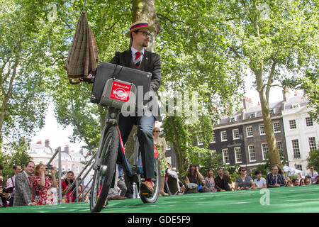 London, 16. Juli 2016. Teilnehmer in exzentrische Kleidung gekleidet besuchen die Chap-Olympiade in Bedford Square in London Großbritanniens Sporting Unfähigkeit, an denen mit Leichtathletik-Veranstaltungen einschließlich der Tee auf Fahrrädern, auch Dressur und Regenschirm Ritterturniere mit Punkte werden vergeben für Stil Credit feiern: Amer Ghazzal/Alamy Live-Nachrichten Stockfoto