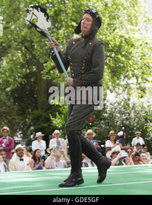 London, 16. Juli 2016. Teilnehmer in exzentrische Kleidung gekleidet besuchen die Chap-Olympiade in Bedford Square in London Großbritanniens Sporting Unfähigkeit, mit Leichtathletik-Veranstaltungen einschließlich der Tee auf Fahrrädern, auch Dressur und Regenschirm Ritterturniere mit Punkte werden vergeben für Kredit-Stil zu feiern: Amer Ghazzal/Alamy Live-Nachrichten Stockfoto