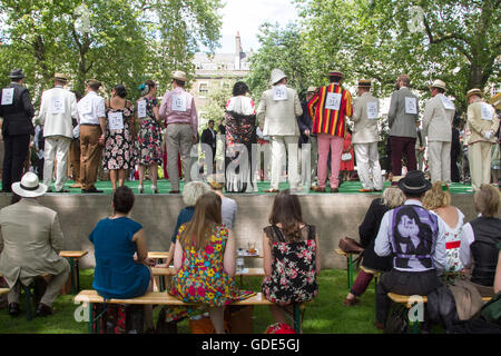 London, 16. Juli 2016. Teilnehmer in exzentrische Kleidung gekleidet besuchen die Chap-Olympiade in Bedford Square in London Großbritanniens Sporting Unfähigkeit, mit Leichtathletik-Veranstaltungen einschließlich der Tee auf Fahrrädern, auch Dressur und Regenschirm Ritterturniere mit Punkte werden vergeben für Kredit-Stil zu feiern: Amer Ghazzal/Alamy Live-Nachrichten Stockfoto