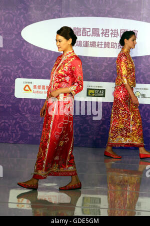 Hong Kong, China. 16. Juli 2016. Modelle zeigen traditionelle Kleider auf einer T-Bühne in Hongkong, Südchina, 16. Juli 2016. Eine Hochzeit Kleid Show markiert die laufenden Hong Kong Hochzeit und Hochzeit Zubehör Expo 2016 hier am Samstag. Bildnachweis: Li Peng/Xinhua/Alamy Live-Nachrichten Stockfoto