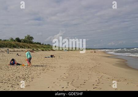 Piaski, Polen. 16. Juli 2016. Die Weichsel spucken ist ein Äolischen Sand spucken, das Frische Haff von der Danziger Bucht in der Ostsee trennt. Die Grenze zwischen Polen und Kaliningrad Oblast, eine Exklave der Russischen Föderation, halbiert, politisch teilt den Spieß in der Mitte zwischen den beiden Ländern. Der westlichste Punkt von Russland liegt an der Weichsel spucken. Der polnische Teil enthält eine Reihe von Ferienanlagen. . Sonnenbaden am Strand in Piaski Menschen gesehen Credit: Michal Fludra/Alamy Live News Stockfoto