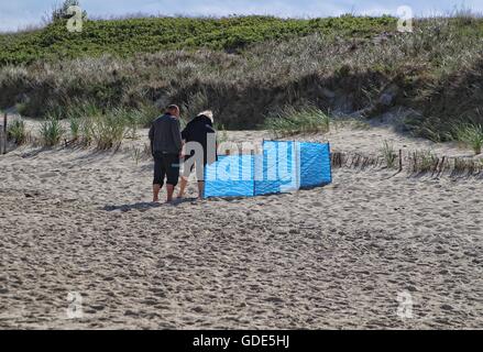 Piaski, Polen. 16. Juli 2016. Die Weichsel spucken ist ein Äolischen Sand spucken, das Frische Haff von der Danziger Bucht in der Ostsee trennt. Die Grenze zwischen Polen und Kaliningrad Oblast, eine Exklave der Russischen Föderation, halbiert, politisch teilt den Spieß in der Mitte zwischen den beiden Ländern. Der westlichste Punkt von Russland liegt an der Weichsel spucken. Der polnische Teil enthält eine Reihe von Ferienanlagen. . Sonnenbaden am Strand in Piaski Menschen gesehen Credit: Michal Fludra/Alamy Live News Stockfoto