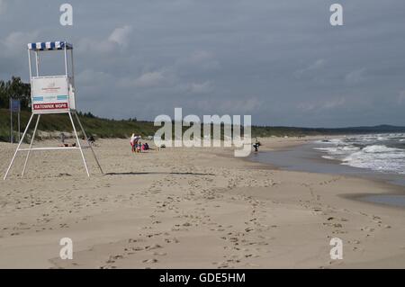 Piaski, Polen. 16. Juli 2016. Die Weichsel spucken ist ein Äolischen Sand spucken, das Frische Haff von der Danziger Bucht in der Ostsee trennt. Die Grenze zwischen Polen und Kaliningrad Oblast, eine Exklave der Russischen Föderation, halbiert, politisch teilt den Spieß in der Mitte zwischen den beiden Ländern. Der westlichste Punkt von Russland liegt an der Weichsel spucken. Der polnische Teil enthält eine Reihe von Ferienanlagen. . Sonnenbaden am Strand in Piaski Menschen gesehen Credit: Michal Fludra/Alamy Live News Stockfoto