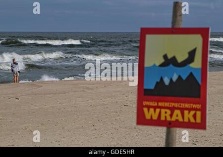 Piaski, Polen. 16. Juli 2016. Die Weichsel spucken ist ein Äolischen Sand spucken, das Frische Haff von der Danziger Bucht in der Ostsee trennt. Die Grenze zwischen Polen und Kaliningrad Oblast, eine Exklave der Russischen Föderation, halbiert, politisch teilt den Spieß in der Mitte zwischen den beiden Ländern. Der westlichste Punkt von Russland liegt an der Weichsel spucken. Der polnische Teil enthält eine Reihe von Ferienanlagen. . Warnung über die Wracks im Meer gesehen Credit: Michal Fludra/Alamy Live News Stockfoto