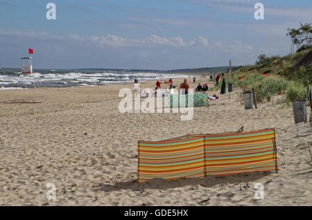 Piaski, Polen. 16. Juli 2016. Die Weichsel spucken ist ein Äolischen Sand spucken, das Frische Haff von der Danziger Bucht in der Ostsee trennt. Die Grenze zwischen Polen und Kaliningrad Oblast, eine Exklave der Russischen Föderation, halbiert, politisch teilt den Spieß in der Mitte zwischen den beiden Ländern. Der westlichste Punkt von Russland liegt an der Weichsel spucken. Der polnische Teil enthält eine Reihe von Ferienanlagen. . Sonnenbaden am Strand in Piaski Menschen gesehen Credit: Michal Fludra/Alamy Live News Stockfoto