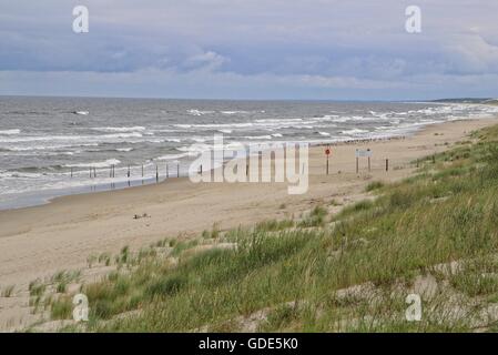 Piaski, Polen. 16. Juli 2016. Die Weichsel spucken ist ein Äolischen Sand spucken, das Frische Haff von der Danziger Bucht in der Ostsee trennt. Die Grenze zwischen Polen und Kaliningrad Oblast, eine Exklave der Russischen Föderation, halbiert, politisch teilt den Spieß in der Mitte zwischen den beiden Ländern. Der westlichste Punkt von Russland liegt an der Weichsel spucken. Der polnische Teil enthält eine Reihe von Ferienanlagen. Bildnachweis: Michal Fludra/Alamy Live-Nachrichten Stockfoto