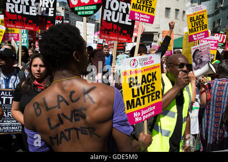 London, UK. 16. Juli 2016. Black lebt Angelegenheit Unterstützer bei der Versammlung der Völker-Demonstration: Nein mehr Sparmaßnahmen - Nein zu Rassismus - Tories gehen müssen, am Samstag, den 16. Juli in London, Vereinigtes Königreich. Zehntausende Menschen versammelt, um in einen Marsch durch die Hauptstadt protestieren gegen die konservative Partei Kürzungen zu protestieren. Fast 150 Ratsherren aus über dem Land unterzeichneten einen Brief kritisiert die Regierung wegen Mittelkürzungen und und beitreten werden diejenigen marschieren in London. Bildnachweis: Michael Kemp/Alamy Live-Nachrichten Stockfoto
