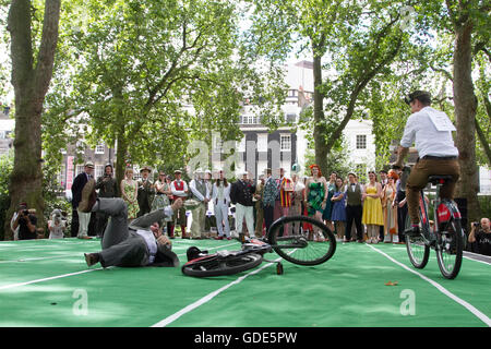 London, 16. Juli 2016. Teilnehmer in exzentrische Kleidung gekleidet besuchen die Chap-Olympiade in Bedford Square in London Großbritanniens Sporting Unfähigkeit, mit Leichtathletik-Veranstaltungen einschließlich der Tee auf Fahrrädern, auch Dressur und Regenschirm Ritterturniere mit Punkte werden vergeben für Kredit-Stil zu feiern: Amer Ghazzal/Alamy Live-Nachrichten Stockfoto