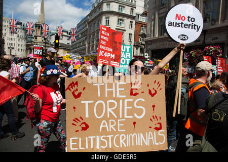 London, UK. 16. Juli 2016. Peoples Assembly Demo: keine mehr - Nein zu Rassismus - Sparmaßnahmen Tories müssen gehen, am Samstag, den 16. Juli in London, Vereinigtes Königreich. Zehntausende Menschen versammelt, um in einen Marsch durch die Hauptstadt protestieren gegen die konservative Partei Kürzungen zu protestieren. Fast 150 Ratsherren aus über dem Land unterzeichneten einen Brief kritisiert die Regierung wegen Mittelkürzungen und und beitreten werden diejenigen marschieren in London. Bildnachweis: Michael Kemp/Alamy Live-Nachrichten Stockfoto