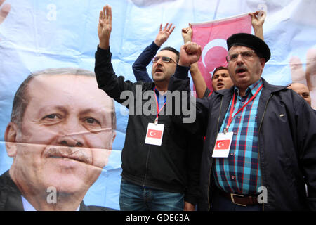 Sarajevo, Bosnien und Herzegowina. 16. Juli 2016. Menschen sind schreien "Recep Tayyip Erdogan" vor dem 4-Meter-Plakat von Recep gesehen. In der Hauptstadt von Bosnien und Herzegowina haben Menschen versammelt, um die aktuelle Regierung in der Türkei zu unterstützen. Während des Konflikts der Armee Putschversuch. Mehr als 150 Menschen wurden getötet und mehr als 1.000 Menschen verletzt. © Armin Durgut/ZUMA Draht/Alamy Live-Nachrichten Stockfoto