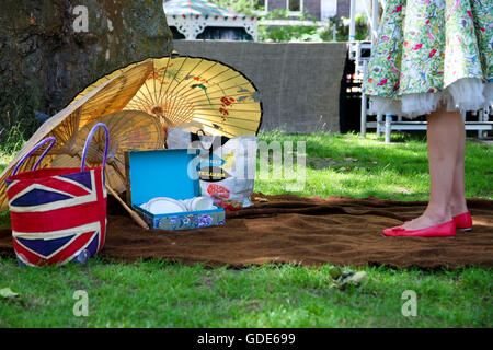 Bedford Square, London, UK. 16. Juli 2016. Kandidat für den Chap-Olympiade. Hunderte von modisch gekleidete Teilnehmer und Zuschauer besuchen die Chap-Olympiade am Bedford Square in London feiern Großbritanniens sportliche Ungeschicklichkeit und Exzentrizität mit einer Reihe von Leichtathletik-Veranstaltungen, wo mehr Punkte für Stil, als erste über die Ziellinie vergeben werden. Bildnachweis: Dinendra Haria/Alamy Live-Nachrichten Stockfoto