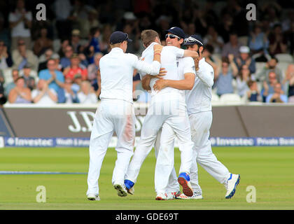 16.07.2016. Herr, London, England. Das erste Investec Cricket Testspiel. England gegen Pakistan. Englands Wicketwächter Jonny Bairstow feiert mit Englands Kapitän Alistair Cook, Joe Root und Moeen Ali, nach dem Fang Pakistans Sarfraz Ahmed Stockfoto