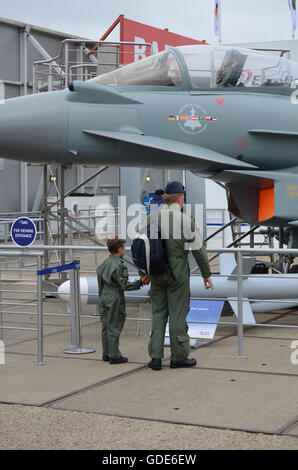 Farnborough Airshow 2016. Erwachsener und Kind, Vater und Sohn, der Inspektion eines RAF Typhoon fighter Jet plane. Karriere Stockfoto