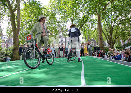 Bedford Square, London, UK. 16. Juli 2016. Der Chap-Olympiade - Teilnehmer in der Tee-Verfolgung. Die Beleuchtung der Olympischen Pipe. Hunderte von modisch gekleidete Teilnehmer und Zuschauer besuchen die Chap-Olympiade am Bedford Square in London feiern Großbritanniens sportliche Ungeschicklichkeit und Exzentrizität mit einer Reihe von Leichtathletik-Veranstaltungen, wo mehr Punkte für Stil, als erste über die Ziellinie vergeben werden. Bildnachweis: Dinendra Haria/Alamy Live-Nachrichten Stockfoto