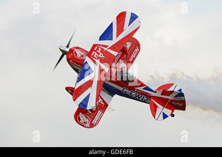 Farnborough Airshow 2016. Richard Goodwin fliegt Pitts S-2S Special Kunstflugzeug. Klassischer kleiner Kunstflugzeug-Doppeldecker-Durchlauf mit fliegenden Messerkanten Stockfoto