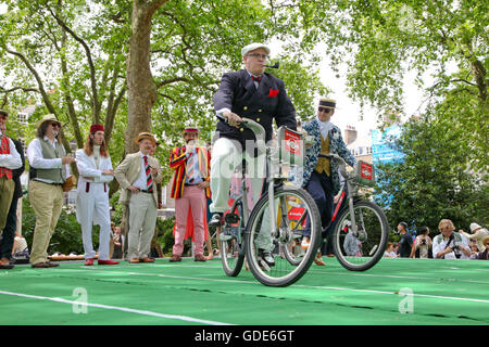 Bedford Square, London, UK. 16. Juli 2016. Der Chap-Olympiade - Teilnehmer in der Tee-Verfolgung. Die Beleuchtung der Olympischen Pipe. Hunderte von modisch gekleidete Teilnehmer und Zuschauer besuchen die Chap-Olympiade am Bedford Square in London feiern Großbritanniens sportliche Ungeschicklichkeit und Exzentrizität mit einer Reihe von Leichtathletik-Veranstaltungen, wo mehr Punkte für Stil, als erste über die Ziellinie vergeben werden. Bildnachweis: Dinendra Haria/Alamy Live-Nachrichten Stockfoto