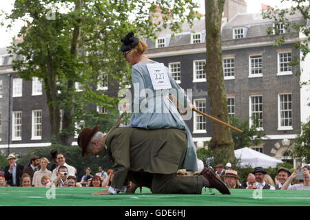 London, 16. Juli 2016. Teilnehmer in exzentrische Kleidung gekleidet besuchen die Chap-Olympiade in Bedford Square in London Großbritanniens Sporting Unfähigkeit, mit Leichtathletik-Veranstaltungen einschließlich der Tee auf Fahrrädern, auch Dressur und Regenschirm Ritterturniere mit Punkte werden vergeben für Kredit-Stil zu feiern: Amer Ghazzal/Alamy Live-Nachrichten Stockfoto