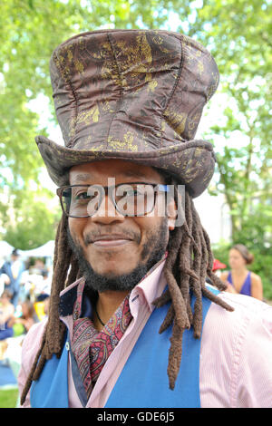 Bedford Square, London, UK. 16. Juli 2016. Kandidat für den Chap-Olympiade. Hunderte von modisch gekleidete Teilnehmer und Zuschauer besuchen die Chap-Olympiade am Bedford Square in London feiern Großbritanniens sportliche Ungeschicklichkeit und Exzentrizität mit einer Reihe von Leichtathletik-Veranstaltungen, wo mehr Punkte für Stil, als erste über die Ziellinie vergeben werden. Bildnachweis: Dinendra Haria/Alamy Live-Nachrichten Stockfoto