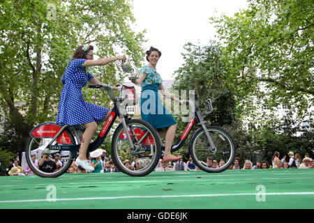 Bedford Square, London, UK. 16. Juli 2016. Der Chap-Olympiade - Teilnehmer in der Tee-Verfolgung. Die Beleuchtung der Olympischen Pipe. Hunderte von modisch gekleidete Teilnehmer und Zuschauer besuchen die Chap-Olympiade am Bedford Square in London feiern Großbritanniens sportliche Ungeschicklichkeit und Exzentrizität mit einer Reihe von Leichtathletik-Veranstaltungen, wo mehr Punkte für Stil, als erste über die Ziellinie vergeben werden. Bildnachweis: Dinendra Haria/Alamy Live-Nachrichten Stockfoto