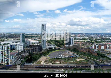 London, UK. 16. Juli 2016. Wolken und blauer Himmel von ArcelorMittal Orbit. Es ist die Haighest-Skulptur in Großbritannien. Olympiapark London UK 16. Juli 2016 - Credit: Alberto Pezzali/Alamy Live-Nachrichten Stockfoto