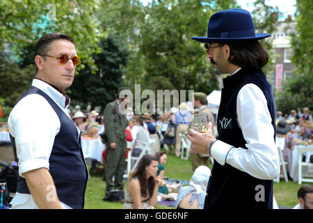 Bedford Square, London, UK. 16. Juli 2016. Kandidat für den Chap-Olympiade. Hunderte von modisch gekleidete Teilnehmer und Zuschauer besuchen die Chap-Olympiade am Bedford Square in London feiern Großbritanniens sportliche Ungeschicklichkeit und Exzentrizität mit einer Reihe von Leichtathletik-Veranstaltungen, wo mehr Punkte für Stil, als erste über die Ziellinie vergeben werden. Bildnachweis: Dinendra Haria/Alamy Live-Nachrichten Stockfoto