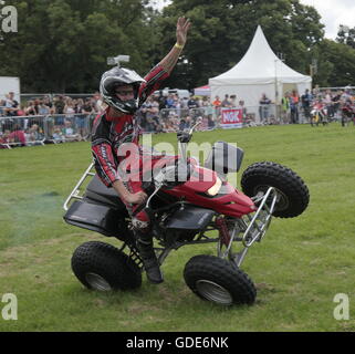 London, UK. 16. Juli 2016. Stuntfahrern unterhalten die große Menschenmenge, die in der Lambeth Country Show kommen, und sogar wenn der Stunt nicht gehen, um niemand zu planen verletzt habe Credit: Paul Quezada-Neiman/Alamy Live News Stockfoto