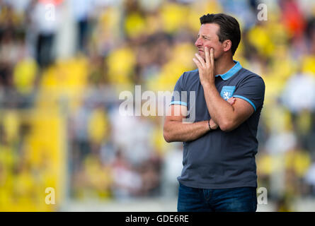 München, Deutschland. 16. Juli 2016. Trainer des TSV 1860 München, Kosta Runjaic Uhren ein Testspiel zwischen dem TSV 1860 München und Borussia Dortmund im Stadion an der Grunswalder Strasse in München, Deutschland, 16. Juli 2016. Foto: Matthias Balk/Dpa/Alamy Live News Stockfoto